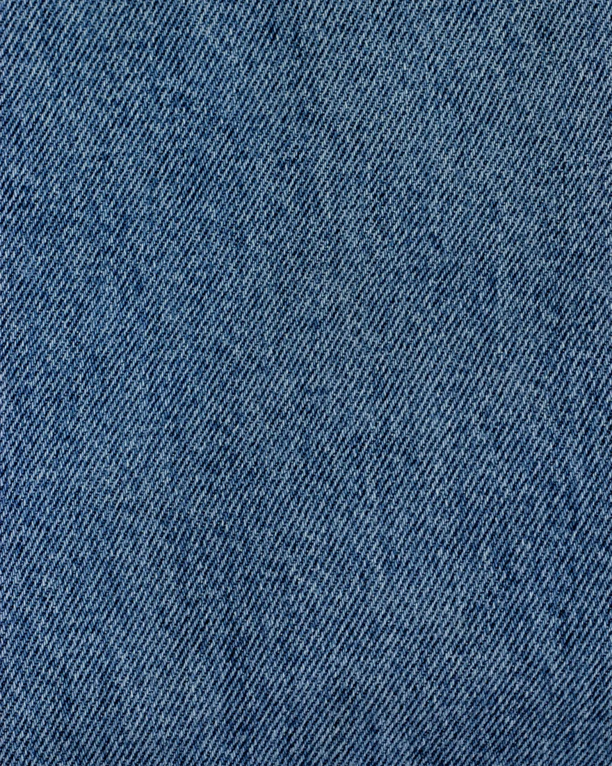 Gros plan sur la texture diagonale d’une toile denim foncée