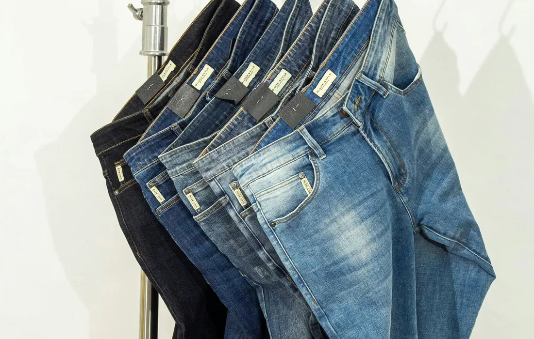 Sélection de jeans bleus suspendus sur un portant