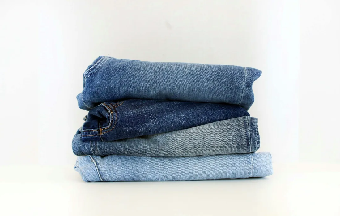 Pile de jeans montrant plusieurs nuances de bleu
