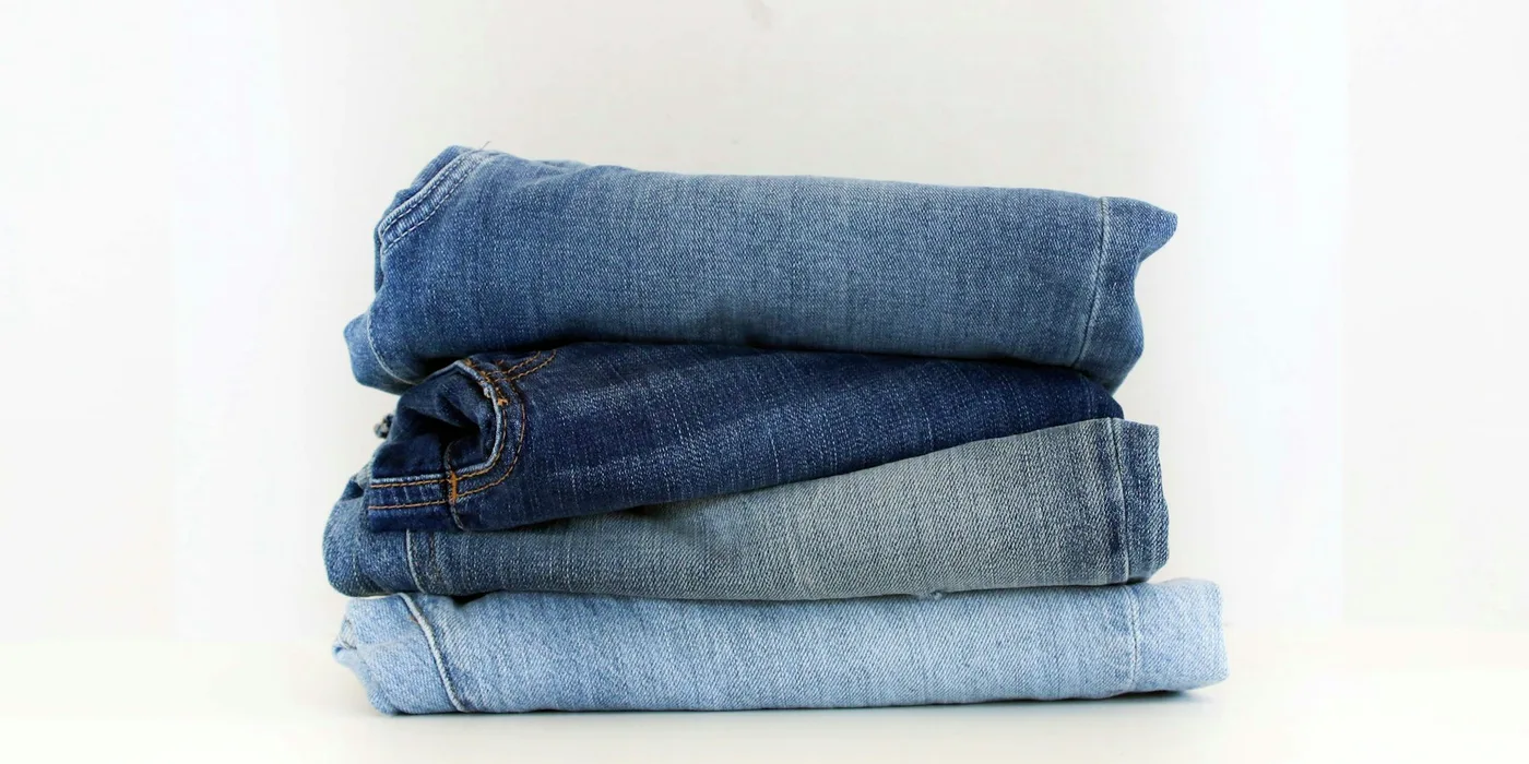 Pile de jeans bleus aux délavages variés
