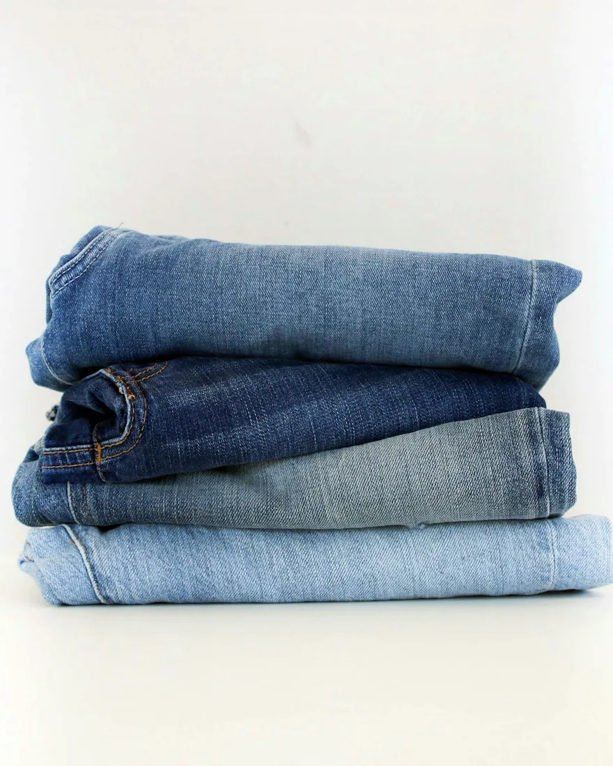 Pile de jeans bleus de délavages différents