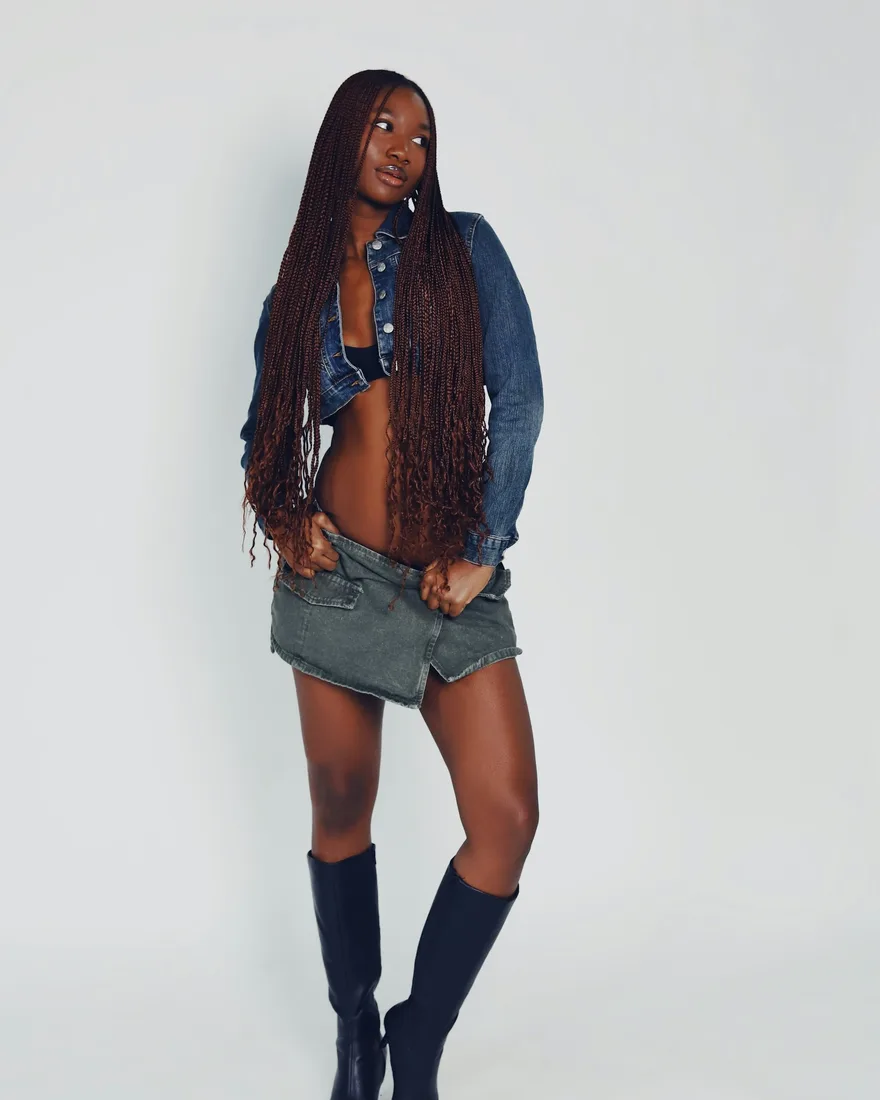 Femme portant une tenue denim bleue contemporaine