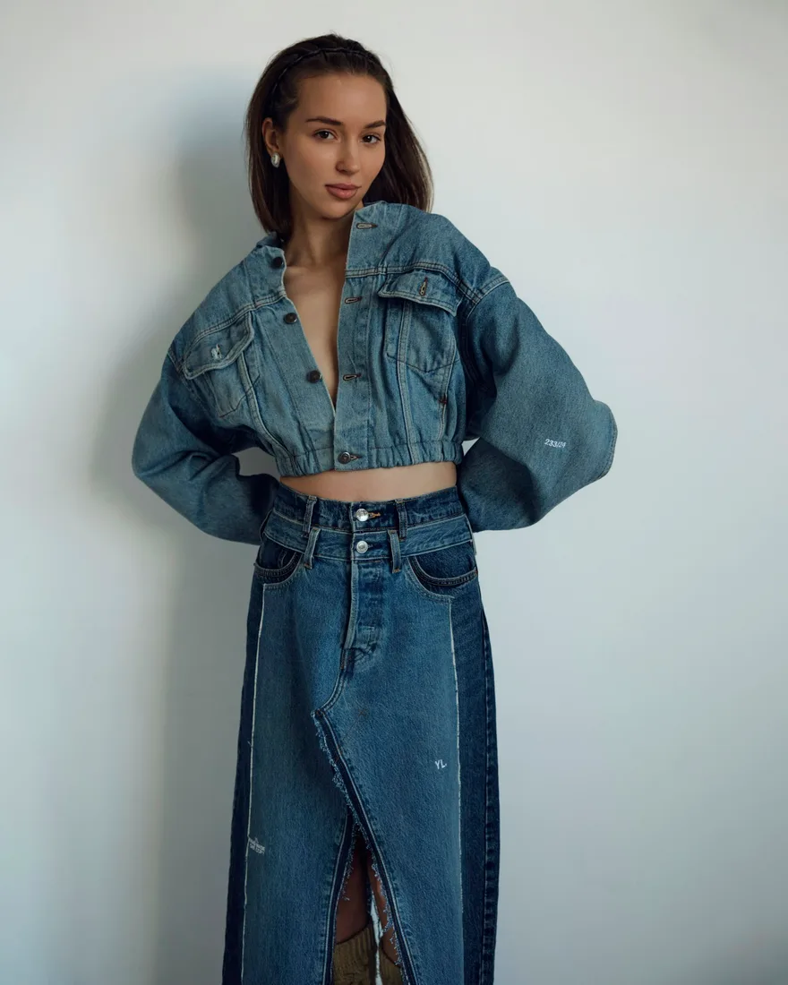 Silhouette féminine en ensemble denim bleu à taille marquée
