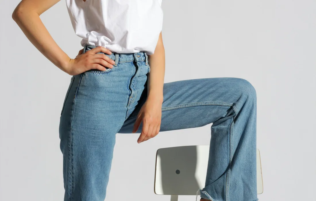 Femme portant un jean wide leg bleu à taille haute