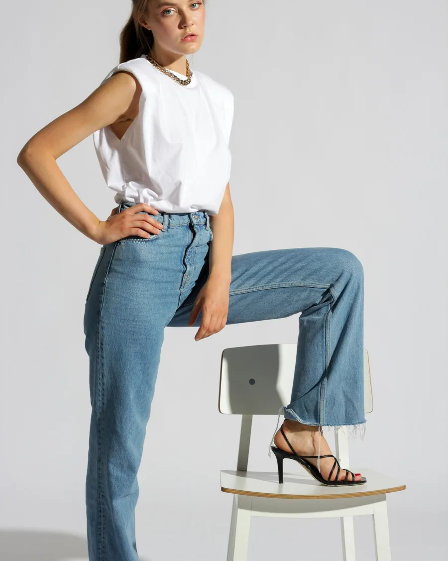 Femme portant un jean bleu à jambe large